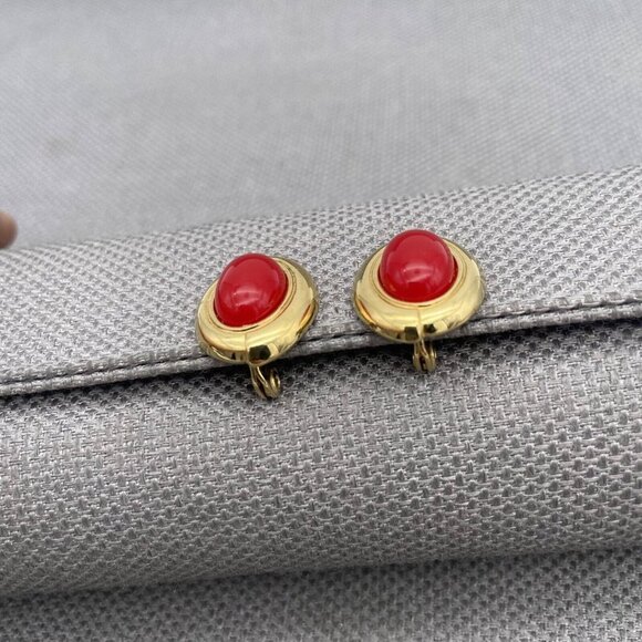 Monet Vintage Dome Gold Tone Red Gemstone Cabochon Earrings Clip on - Picture 3 of 4